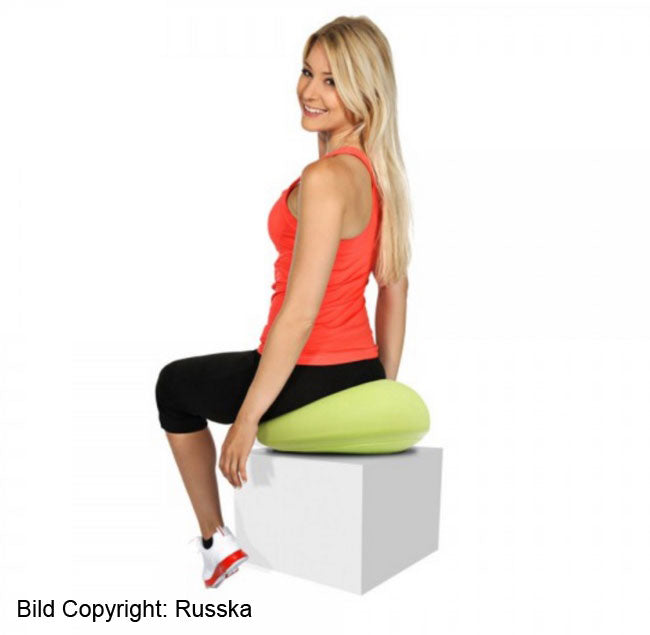 Frau lachend auf Sitzkissen